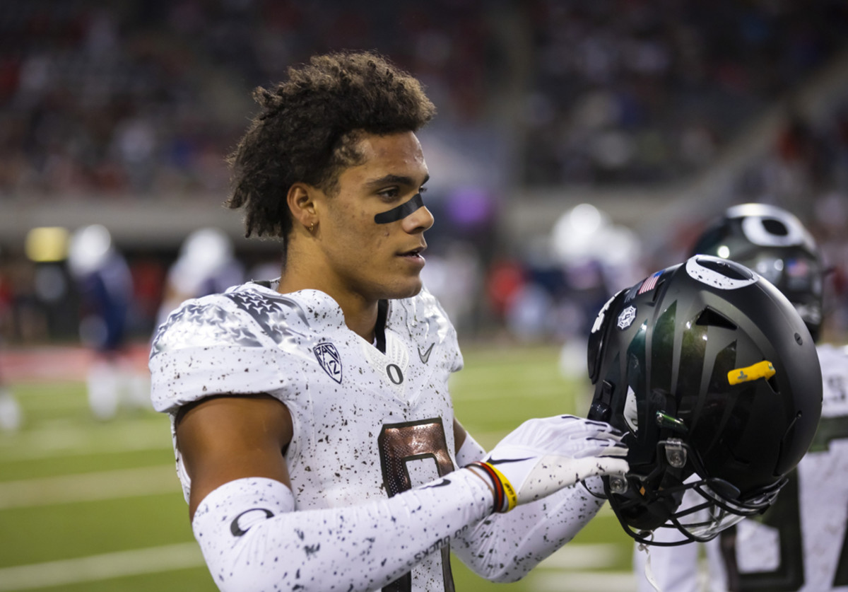 Oregon Ducks cornerback Christian Gonzalez